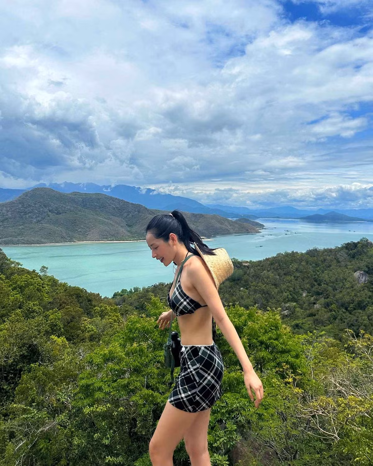 Cũng vì lâu lắm Chi Pu mới lại "comeback" với bikini khiến dân mạng phấn khởi, liên tục để lại bình luận thích thú.