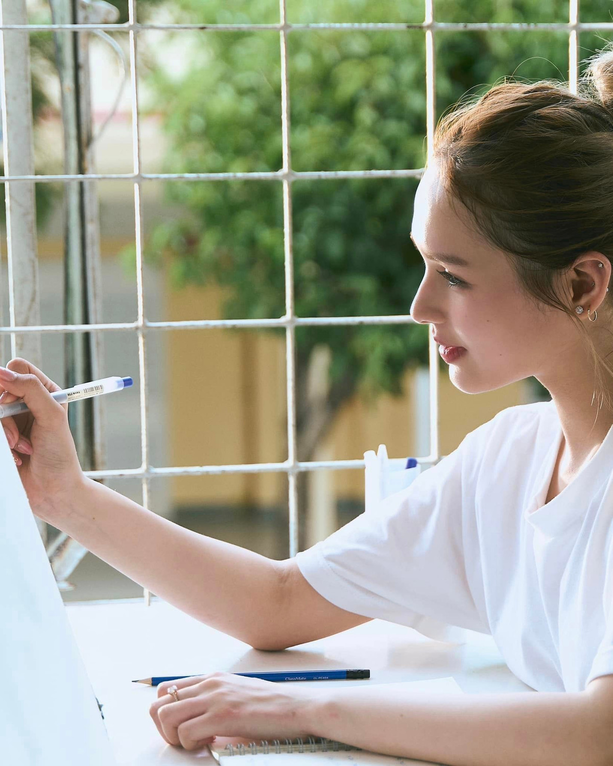 Nếu đặt cạnh với ngoại hình hiện tại thì trông Xoài Non cũng chẳng khác là bao. Nét gen trội này được fan nhận định rằng cô nàng thừa hưởng trọn vẹn từ bố mẹ, đặc biệt là sống mũi cao như Tây và đôi mắt sâu quyến rũ.