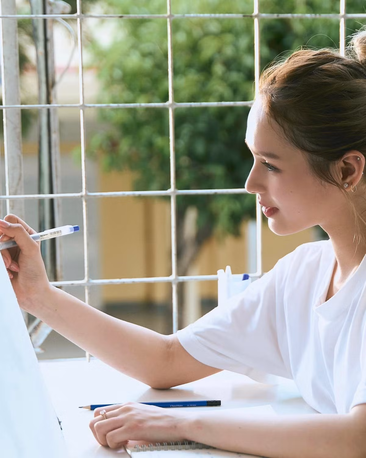 Nếu đặt cạnh với ngoại hình hiện tại thì trông Xoài Non cũng chẳng khác là bao. Nét gen trội này được fan nhận định rằng cô nàng thừa hưởng trọn vẹn từ bố mẹ, đặc biệt là sống mũi cao như Tây và đôi mắt sâu quyến rũ.