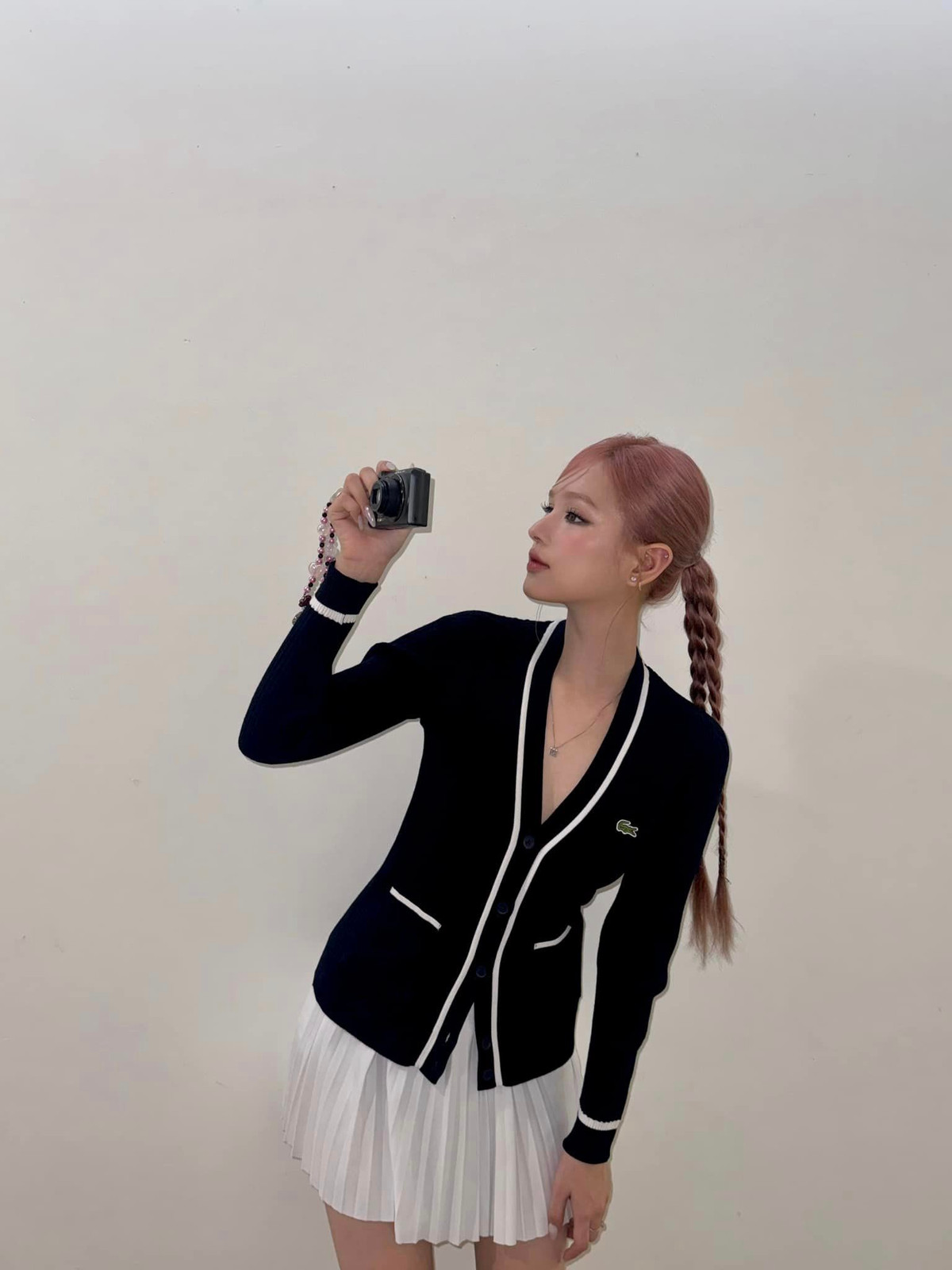 Tuy nhiên, ngay sau khi biết được người bạn thân này chính là một cô gái, cư dân mạng đồng loạt “quay xe” và bày tỏ sự thích thú với tình bạn của cả hai. Họ cho rằng, Xoài Non và cô bạn này phải cực kỳ thân thiết thì mới có được những hành động thoải mái như vậy.