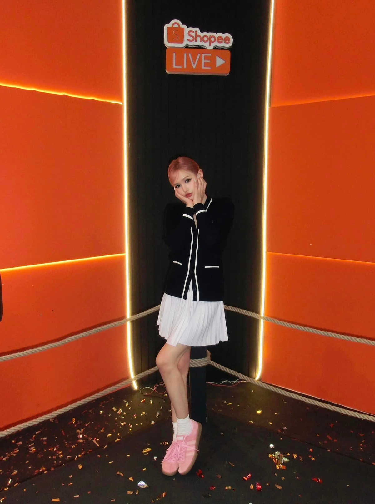 Xoài Non được công chúng biết đến với biệt danh “gái xinh Instagram”, cũng nhờ nhan sắc ở mức 10/10 nên cô nàng nhanh chóng được lọt vào hàng ngũ “hot girl Sài thành”. Nhiều khán giả từng thừa nhận, họ bị thu hút bởi vẻ đẹp lai Tây cùng vóc dáng nuột nà của cô nàng.