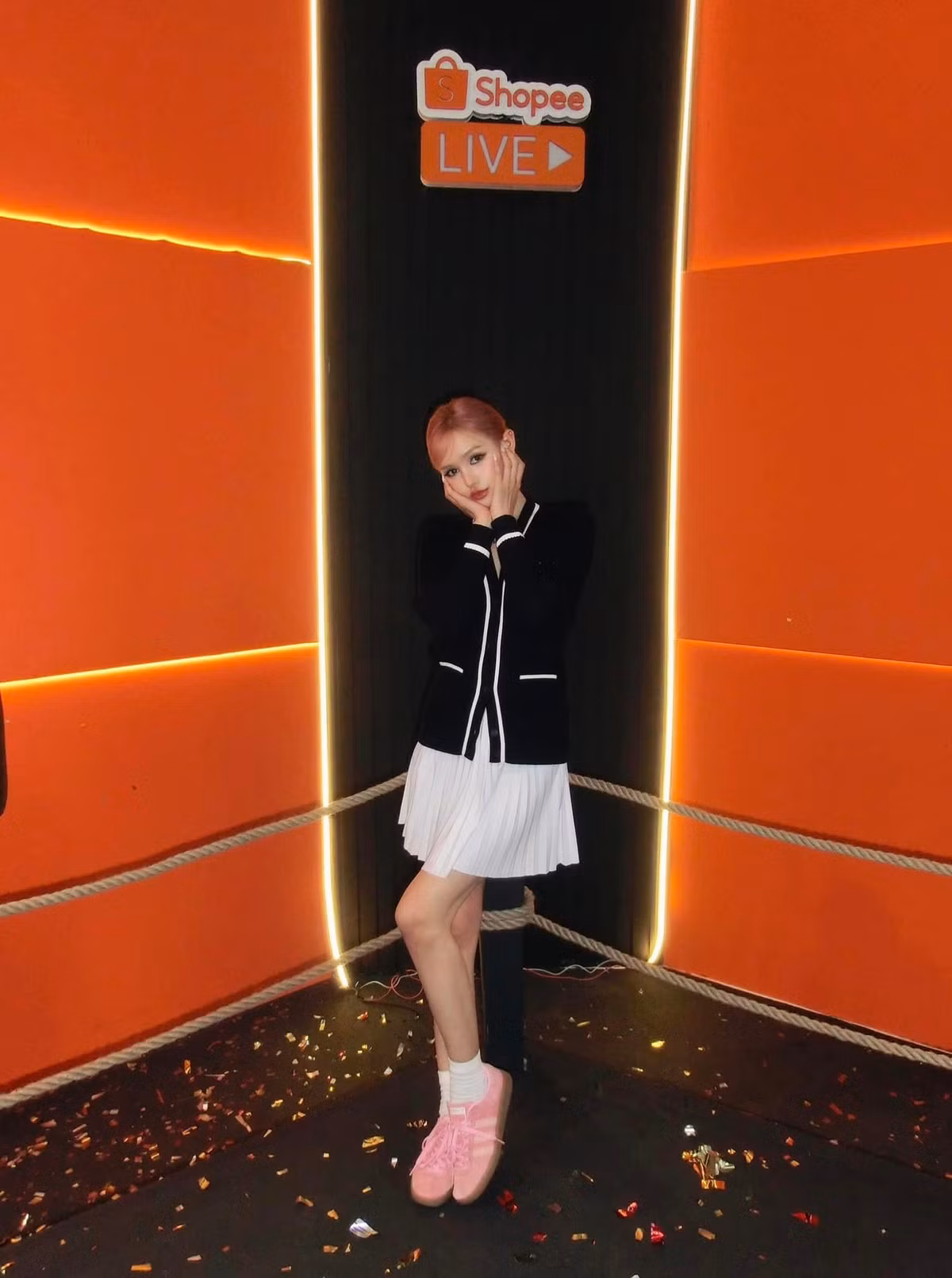 Xoài Non được công chúng biết đến với biệt danh “gái xinh Instagram”, cũng nhờ nhan sắc ở mức 10/10 nên cô nàng nhanh chóng được lọt vào hàng ngũ “hot girl Sài thành”. Nhiều khán giả từng thừa nhận, họ bị thu hút bởi vẻ đẹp lai Tây cùng vóc dáng nuột nà của cô nàng.