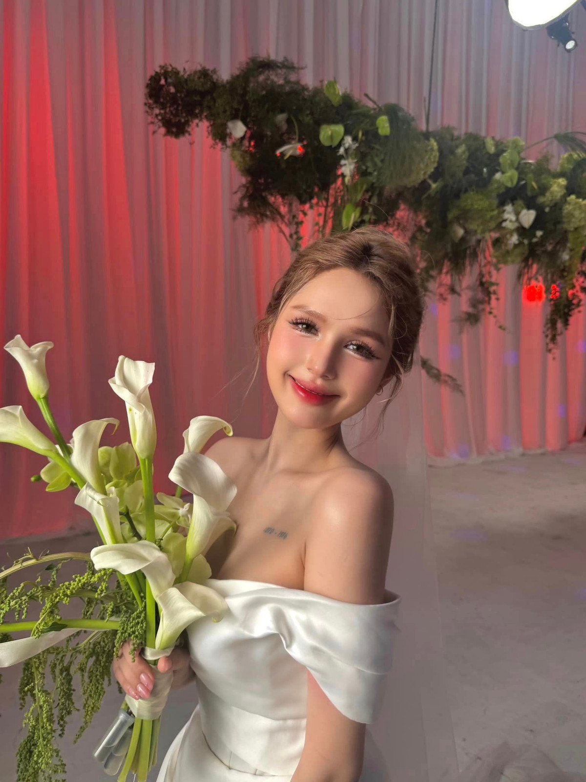 Chính vì sở hữu vẻ đẹp gần như hoàn hảo, Xoài Non đã không ít lần bị nghi ngờ “dao kéo”. Trước những đồn đoán này, cô nàng đều lên tiếng khẳng định “chưa bao giờ sửa bất cứ thứ gì trên gương mặt”.