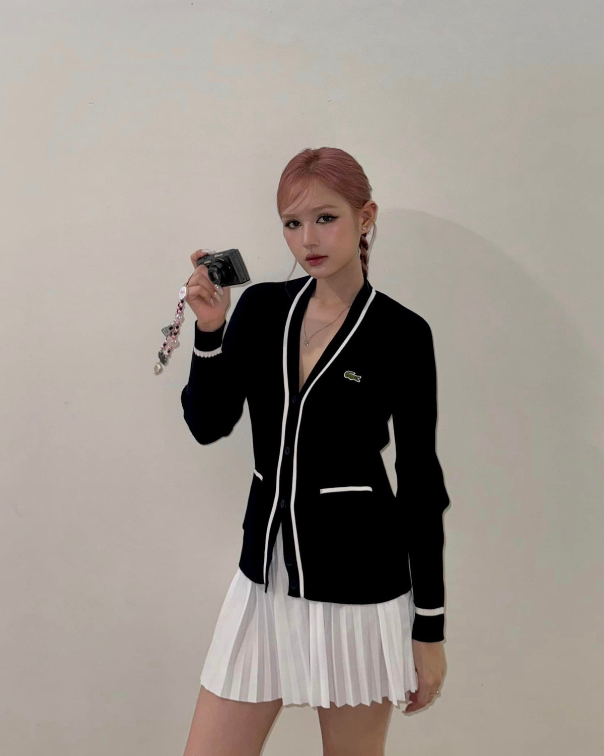 Cũng trong chiếc clip này, Xoài Non còn làm dân tình ngỡ ngàng với khoảnh khắc để bạn thân vô tư “tương tác tuyết lê”. Ai nấy cũng đặt dấu chấm hỏi cho hành động của hot girl Instagram khi không phản kháng và vui vẻ để bạn thân “tương tác”.