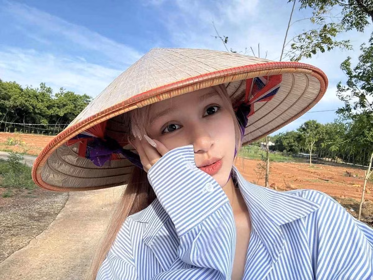 Tuy không diện đồ quá cầu kỳ, nhưng Xoài Non vẫn dễ dàng thu hút người xem với thần thái nhẹ nhàng và trong sáng.