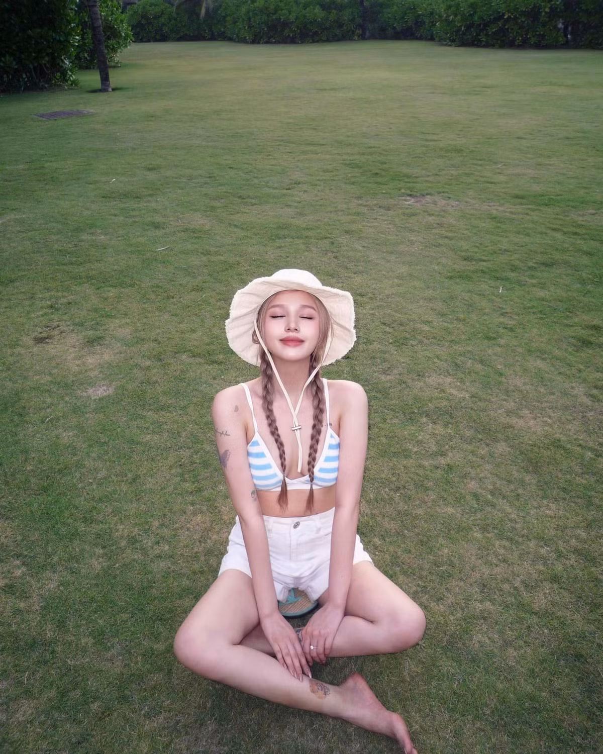 Bên cạnh nhan sắc trời ban, Xoài Non còn khiến bao người trầm trộ với gu thời trang thiên biến vạn hóa. Nhờ sở hữu body vạn người mê, hot girl 2002 dễ dàng cân mọi loại trang phục, từ đầm ôm sát đến váy công chúa điệu đà. Ảnh sử dụng trong bài: FBNV/ Instagram