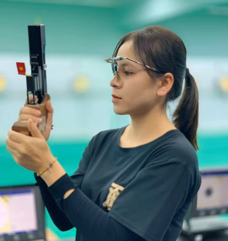 Đầu năm 2024, nữ xạ thủ Gen Z ghi dấu ấn với HCV tại Giải bắn súng vô địch châu Á, nội dung 10m súng ngắn hỗn hợp đồng đội cùng nam xạ thủ Phạm Quang Huy. Thành tích này càng củng cố thêm cho chiếc vé dự Olympic Paris 2024 của Thu Vinh.