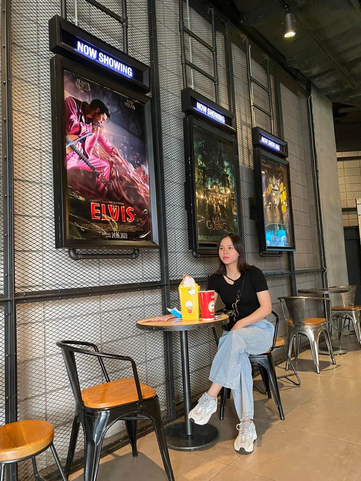 Tuy nhiên Thu Vinh không có duyên với điền kinh, không đạt được thành tích sau 3 năm tập luyện ròng rã. Tiếc tài năng thể thao, các thầy cô giới thiệu Vinh sang đội bắn súng và chỉ 3 tháng sau đã được vào đội.