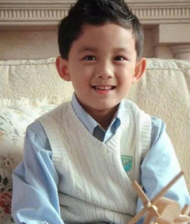 Ngô Lỗi bén duyên với con đường nghệ thuật từ rất sớm. Khi mới 3 tuổi, cậu bé Ngô Lỗi ngày ấy đã đóng quảng cáo và nổi bật nhờ vẻ đáng yêu, nụ cười tươi rạng rỡ.