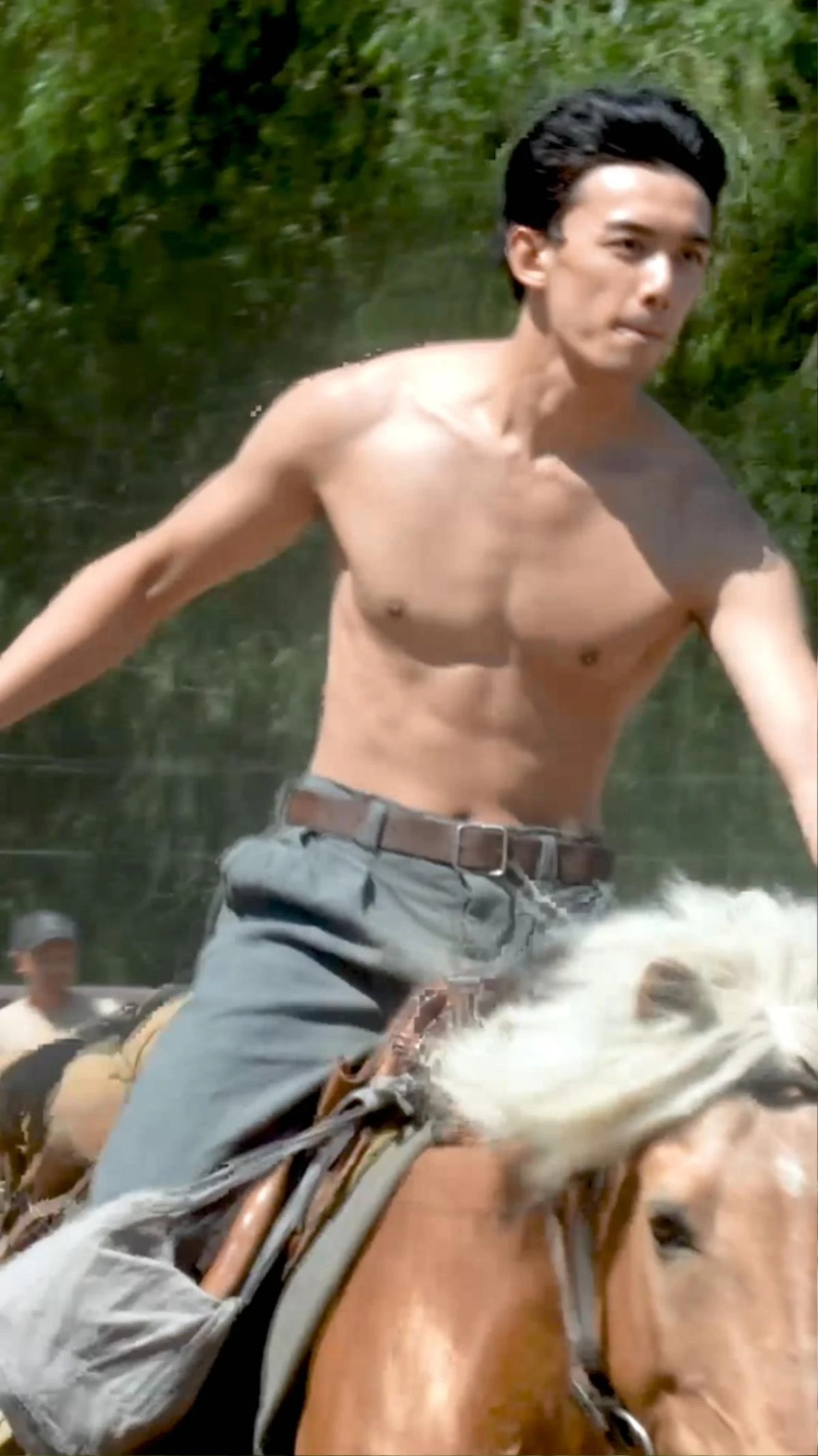 1 phân cạnh cưỡi ngựa trong bộ phim Ngô Lỗi tham gia khiến fan nữ của anh chàng đứng ngồi không yên.