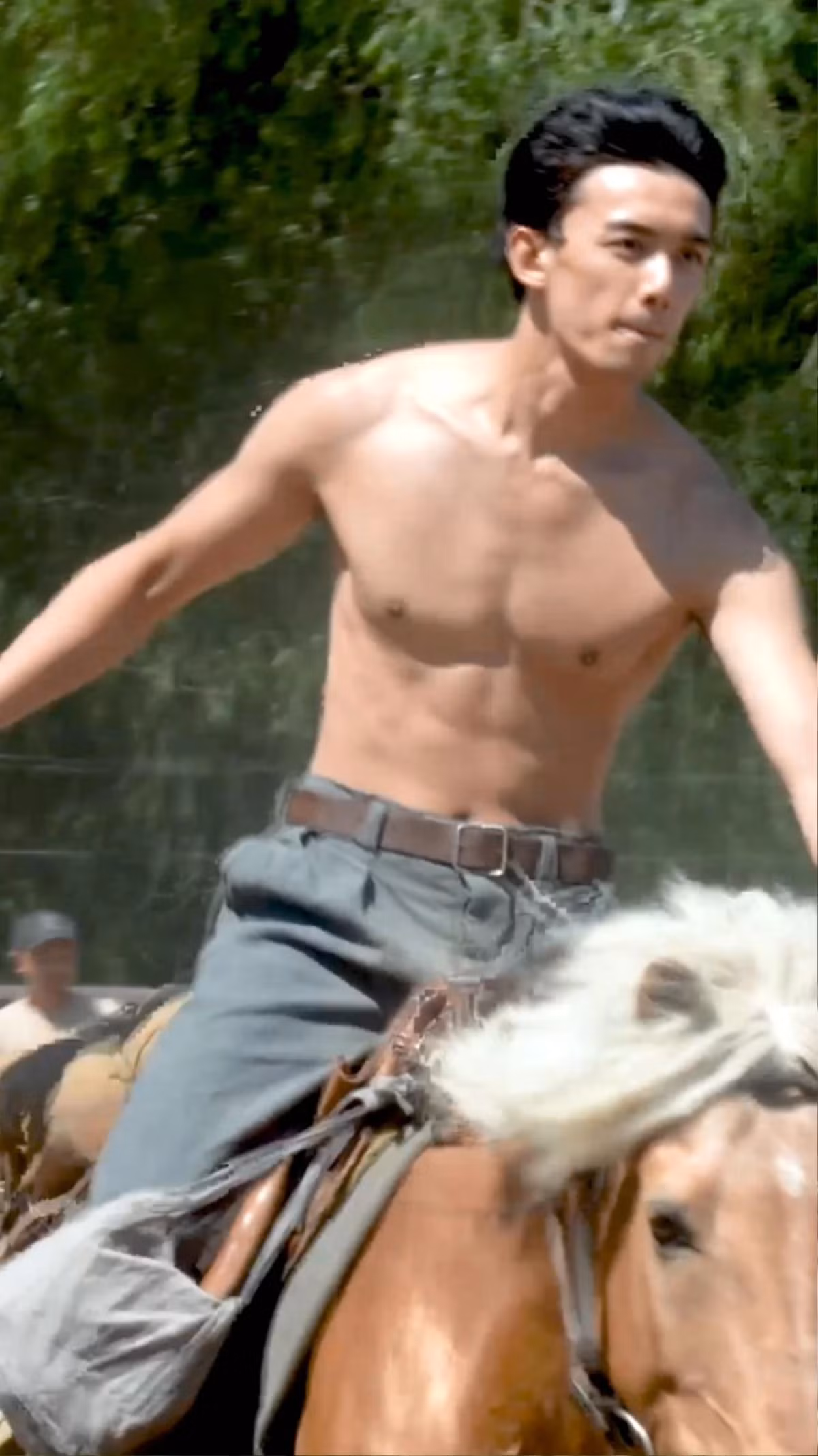 1 phân cạnh cưỡi ngựa trong bộ phim Ngô Lỗi tham gia khiến fan nữ của anh chàng đứng ngồi không yên.