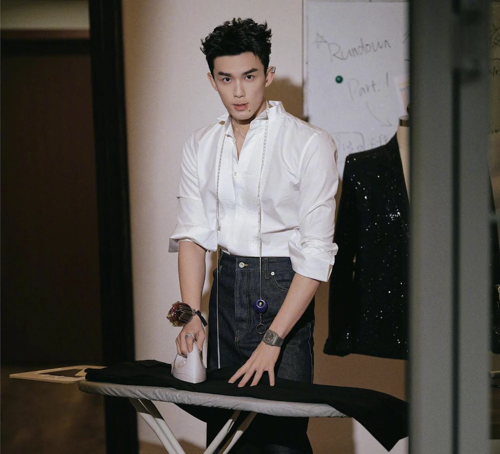 Bẵng đi 1 thời gian, Ngô Lỗi trở lại mạnh mẽ với màn ảnh bằng một ngoại hình khác hẳn. Cậu bé với chiếc mã bầu bĩnh, gương mặt lanh lợi ngày ấy đã "lột xác" thành chàng trai khôi ngô, tuấn tú.