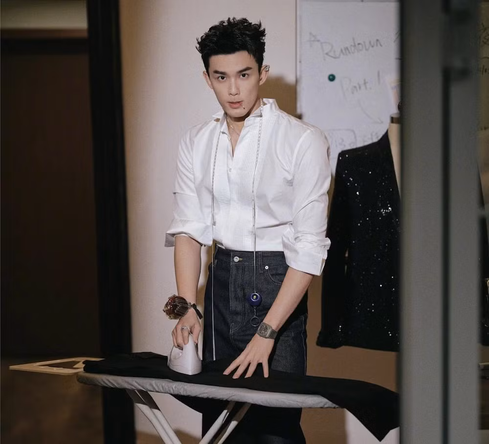 Bẵng đi 1 thời gian, Ngô Lỗi trở lại mạnh mẽ với màn ảnh bằng một ngoại hình khác hẳn. Cậu bé với chiếc mã bầu bĩnh, gương mặt lanh lợi ngày ấy đã "lột xác" thành chàng trai khôi ngô, tuấn tú.