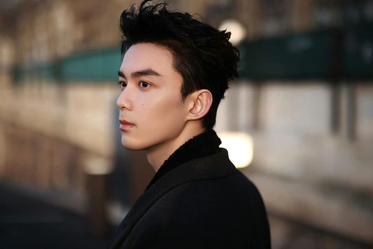 Anh chàng được đánh giá có gương mặt nam tính, góc cạnh và rất điện ảnh.