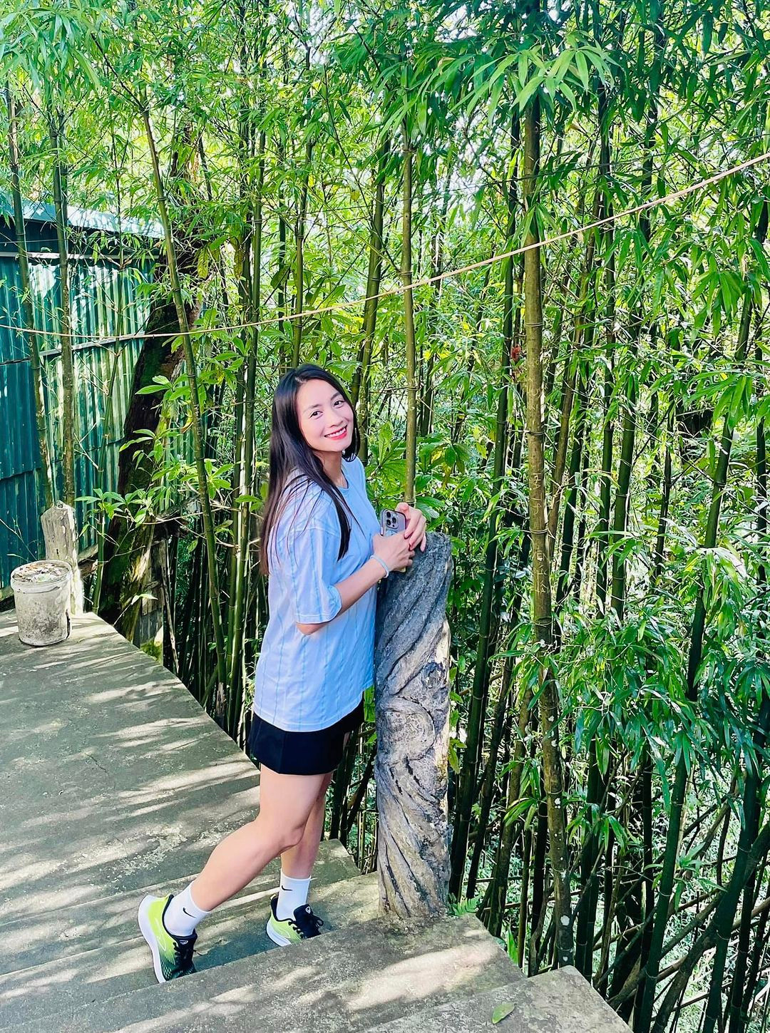 Hoàng Thị Loan sở hữu làn da trắng mịn cùng các đường nét gương mặt thanh thoát, sắc sảo.