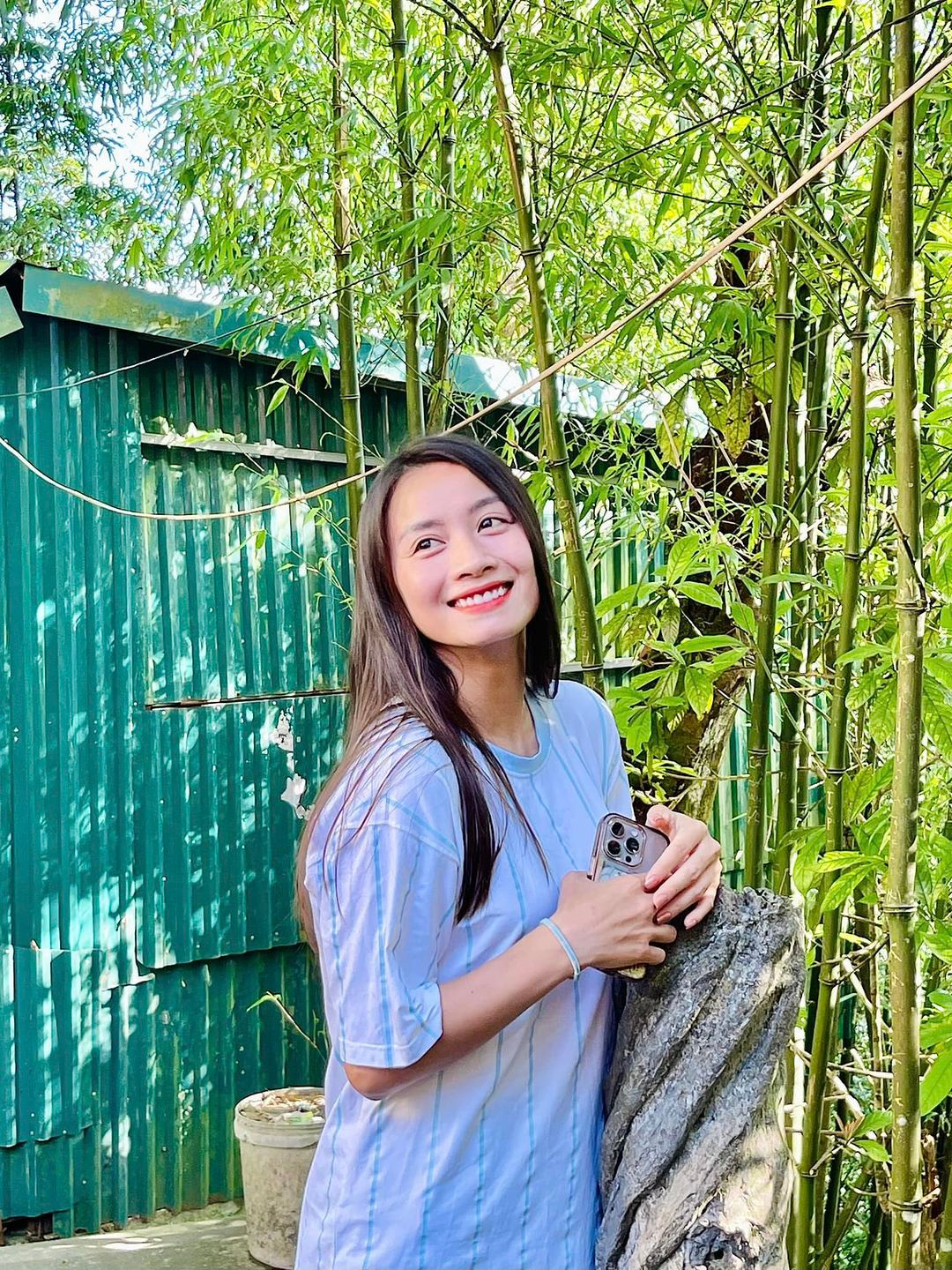 Khác với những hình ảnh để mặt mộc khi thi đấu, khi trang điểm nhẹ nhàng, Hoàng Thị Loan thêm phần xinh đẹp.