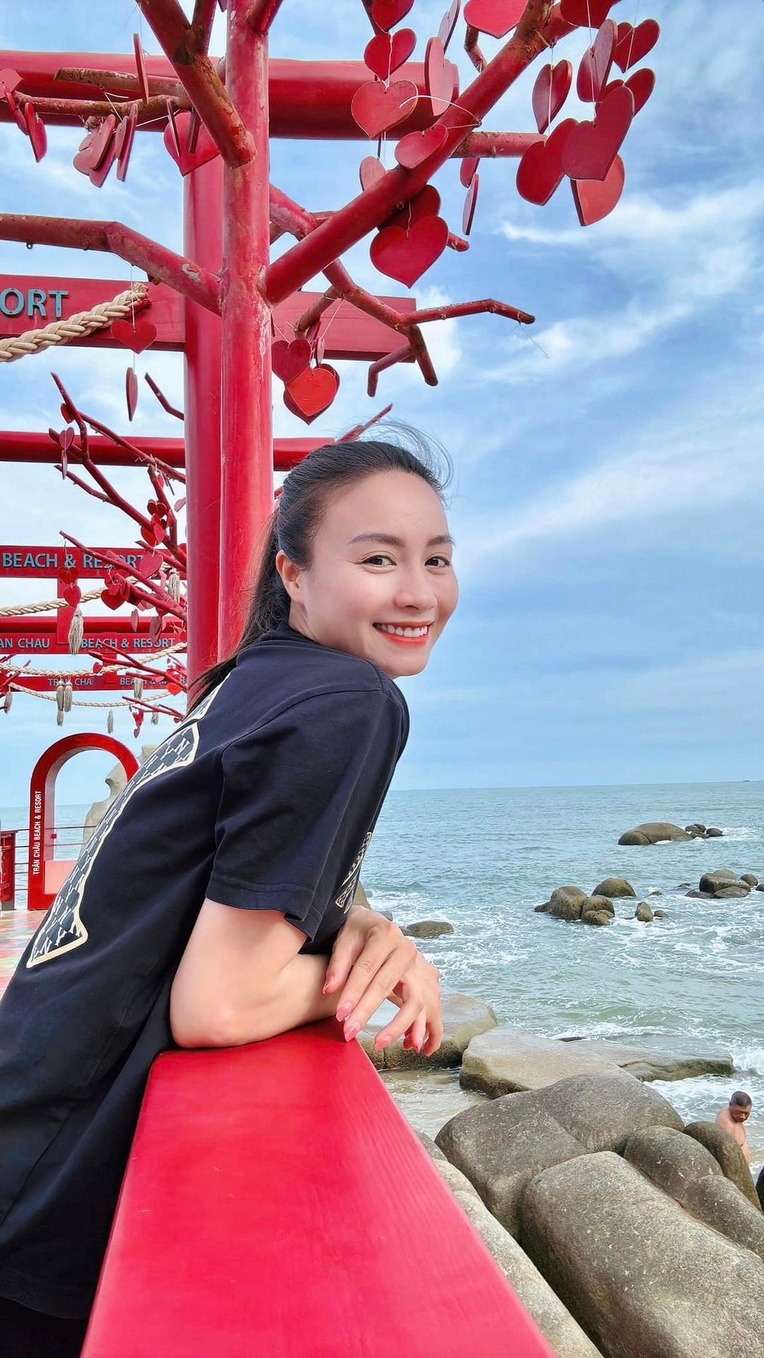 Tập luyện với cường độ cao, đổ nhiều mồ hôi, người đẹp quê Hà Nội duy trì thói quen uống nhiều nước lọc, nước ép hoa quả bổ sung vitamin cần thiết cho cơ thể và làn da.