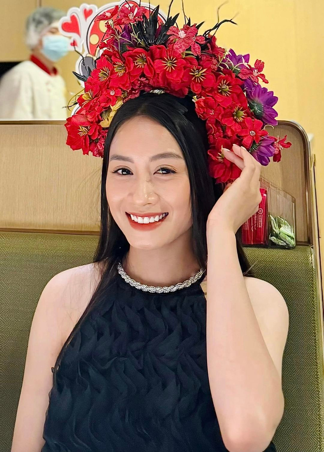 Mới đây trên trang cá nhân, hot girl tuyển nữ Việt Nam là Hoàng Thị Loan khiến nhiều người phải trầm trồ với bức ảnh đu trend "cài hoa lên tóc".