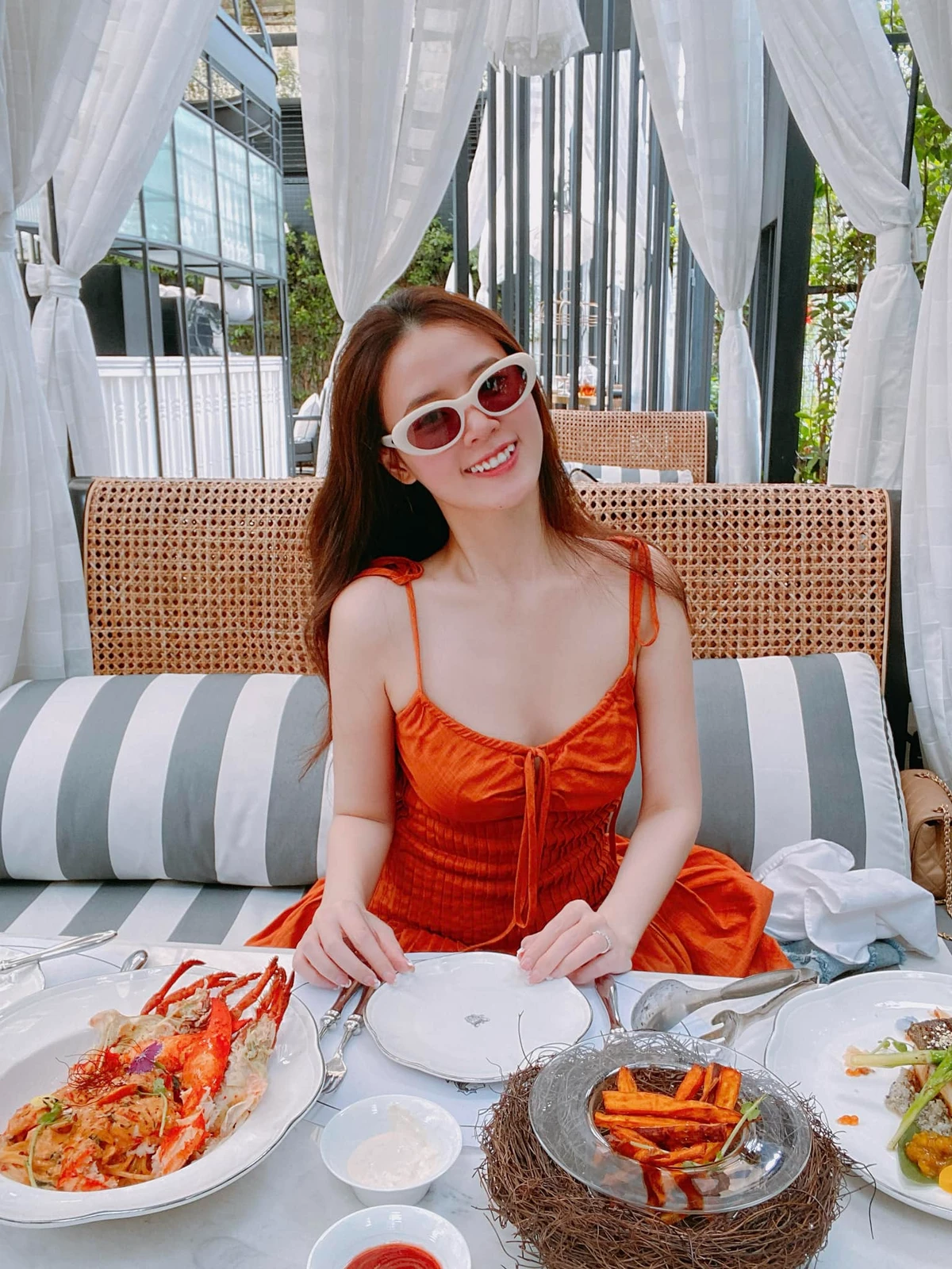 Vừa qua, Midu có chuyến hưởng tuần trăng mật với ông xã hậu đám cưới thế kỷ. Nhiều khán giả lần lượt "xin vía" khi thấy người đẹp tận hưởng cuộc sống hào môn tại resort hạng sang. Đồng thời, nụ cười rạng rỡ trong ảnh cho thấy Midu đang vô cùng hạnh phúc với vai trò "vợ người ta".