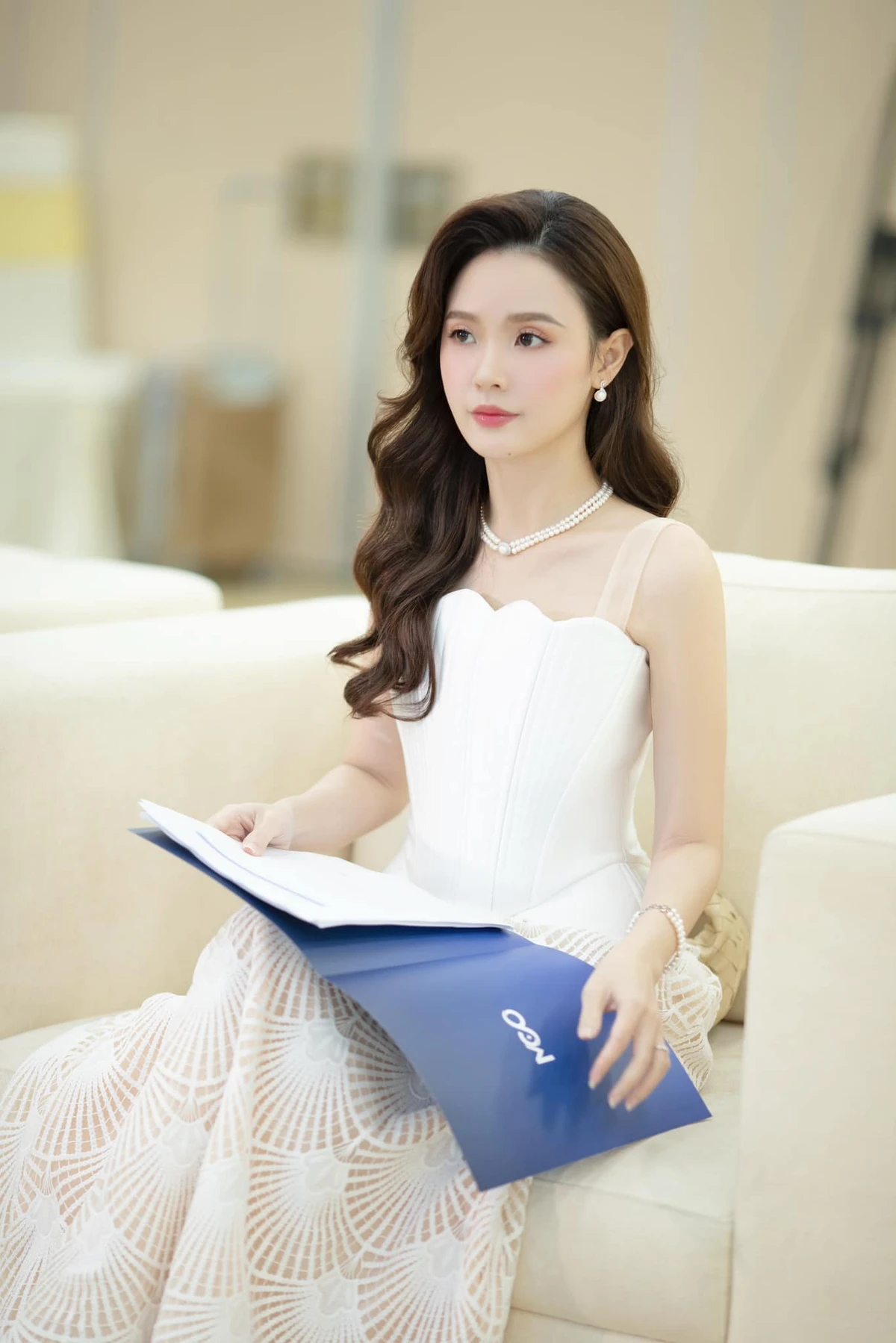 Cô nàng còn đầu tư thêm một bộ vòng ngọc trai giúp toát thêm khí chất quý tộc cho bộ cánh. Ngoài ra, mái tóc dày được uốn xoăn kỹ lưỡng cũng khiến Midu trở nên nổi bật hơn hẳn ở mọi góc ống kính.