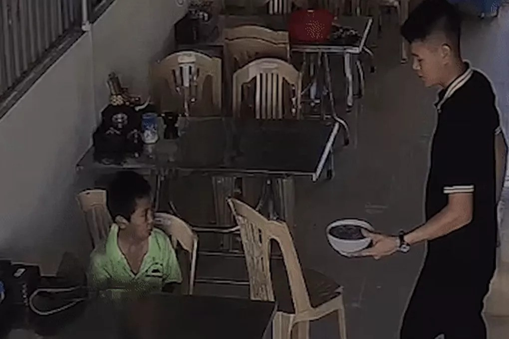 Trước đó, câu chuyện tương tự tại 1 quán phở cũng từng thu hút rất nhiều sự quan tâm. Theo đó, một cậu bé ve chai lang thang thì được chủ quán phở mời vào quán mình ăn.