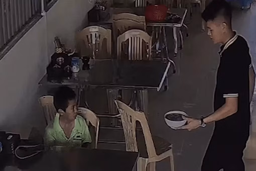 Trước đó, câu chuyện tương tự tại 1 quán phở cũng từng thu hút rất nhiều sự quan tâm. Theo đó, một cậu bé ve chai lang thang thì được chủ quán phở mời vào quán mình ăn.