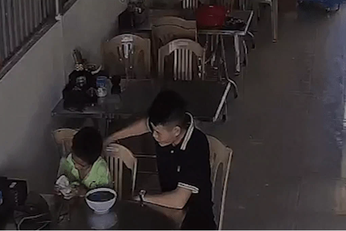 "Sau những lần quán hết khách, tôi thường bắt gặp cậu bé đi ngang qua. Mỗi khi gặp tôi đều mời cậu bé vào ăn phở. Những ngày đầu, cậu bé còn e ngại, nhưng qua nhiều lần trò chuyện thì niềm nở, dễ gần. Cho đến bây giờ, khi nhìn lại hình ảnh cậu bé cười tươi, thích thú khi nhận bát phở, tôi cảm thấy ấm áp, hạnh phúc vô cùng", anh Bảo - chủ quán phở chia sẻ