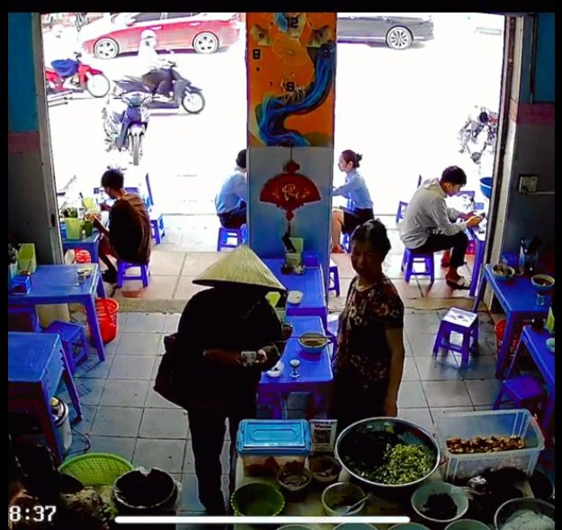 "Việt Nam ta vẫn rất nhiều những con người tốt bụng như vậy, không nên vì một vài con sâu làm rầu nồi canh mà đánh đồng cả 1 dân tộc", "đáng yêu quá, mong shop làm ăn phát đạt nhé" - Nhiều tài khoản bày tỏ cảm xúc.