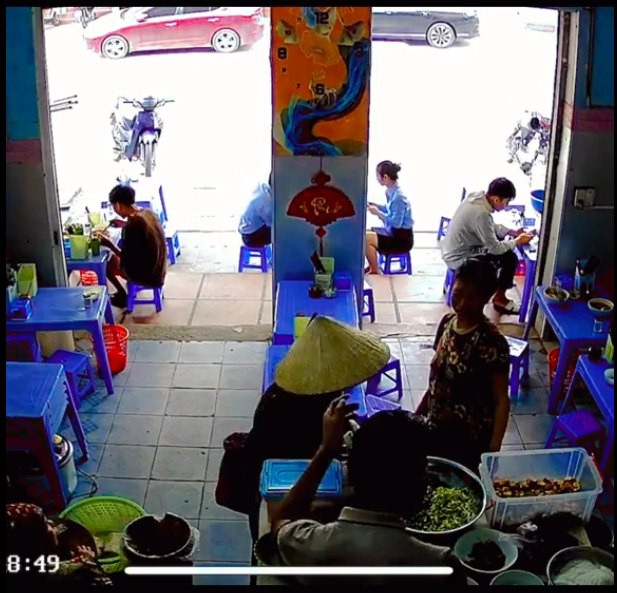 Đoạn clip ấm lòng thu hút gần 1 triệu lượt xem và hàng nghìn bình luận của cộng đồng mạng. Phần lớn người xem bày tỏ xúc động và khen ngợi hành động tử tế của chủ quán.