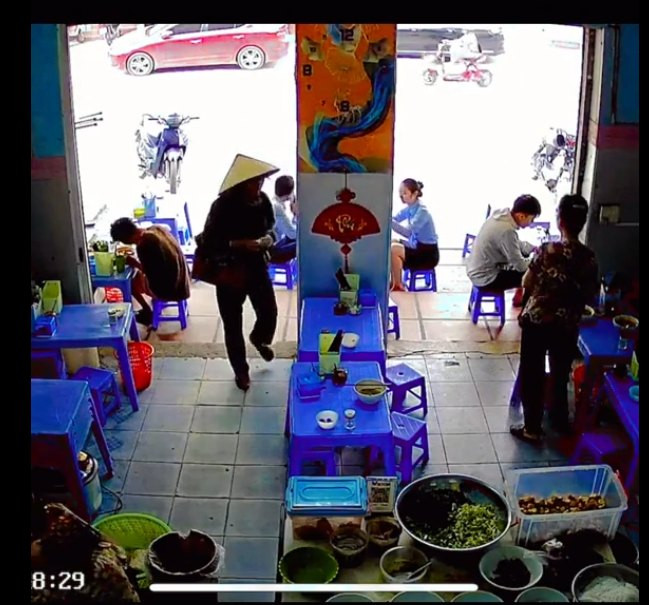 Tài khoản đăng đoạn clip trên kèm theo nội dung: “Bà vào quán. Bà không nói được. Bà cầm 10.000 đồng tiền lẻ và chỉ vào tô bún mình đang làm. Bà đưa mình tiền, nhưng mình bảo thôi. Mình mời bà ngồi và mang ra một tô bún đầy đủ. Bà ăn xong vẫn muốn đưa tiền cho mình. Mình không nhận và biếu thêm bà một chút tấm lòng”.