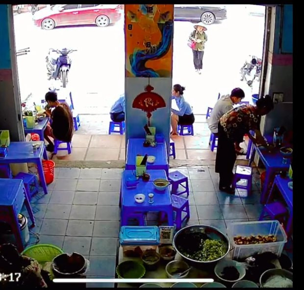 Một đoạn clip chỉ khoảng 10 phút đang được netizen lan truyền rộng rãi, ghi lại hình ảnh một phụ nữ lớn tuổi vai đeo túi, tay cầm một ít tiền lẻ bước vào quán bún riêu. Bà đến quầy hàng và ra hiệu chủ quán bán cho một tô bún riêu đúng với số tiền ít ỏi.
