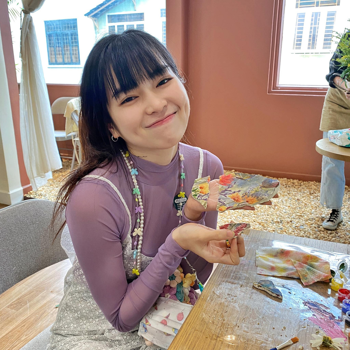 Cùng lúc, nữ diễn viên gây xôn xao vì đấu tố, lục đục tài sản với họ hàng. Nhiều sự vụ khiến Khánh Vân bị khán giả quay lưng, lập nhóm anti.