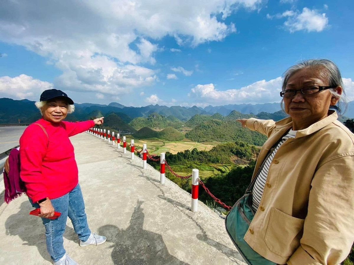 Ban đầu, 2 bà cùng nhau ra Hà Nội. Sau khi tham gia một triển lãm thư pháp, hai bà lão U70 đặt tour 3 đêm 2 ngày tới du lịch Hà Giang - địa điểm họ vô cùng yêu thích khi chiêm ngưỡng qua những bức ảnh, thước phim trên mạng xã hội.