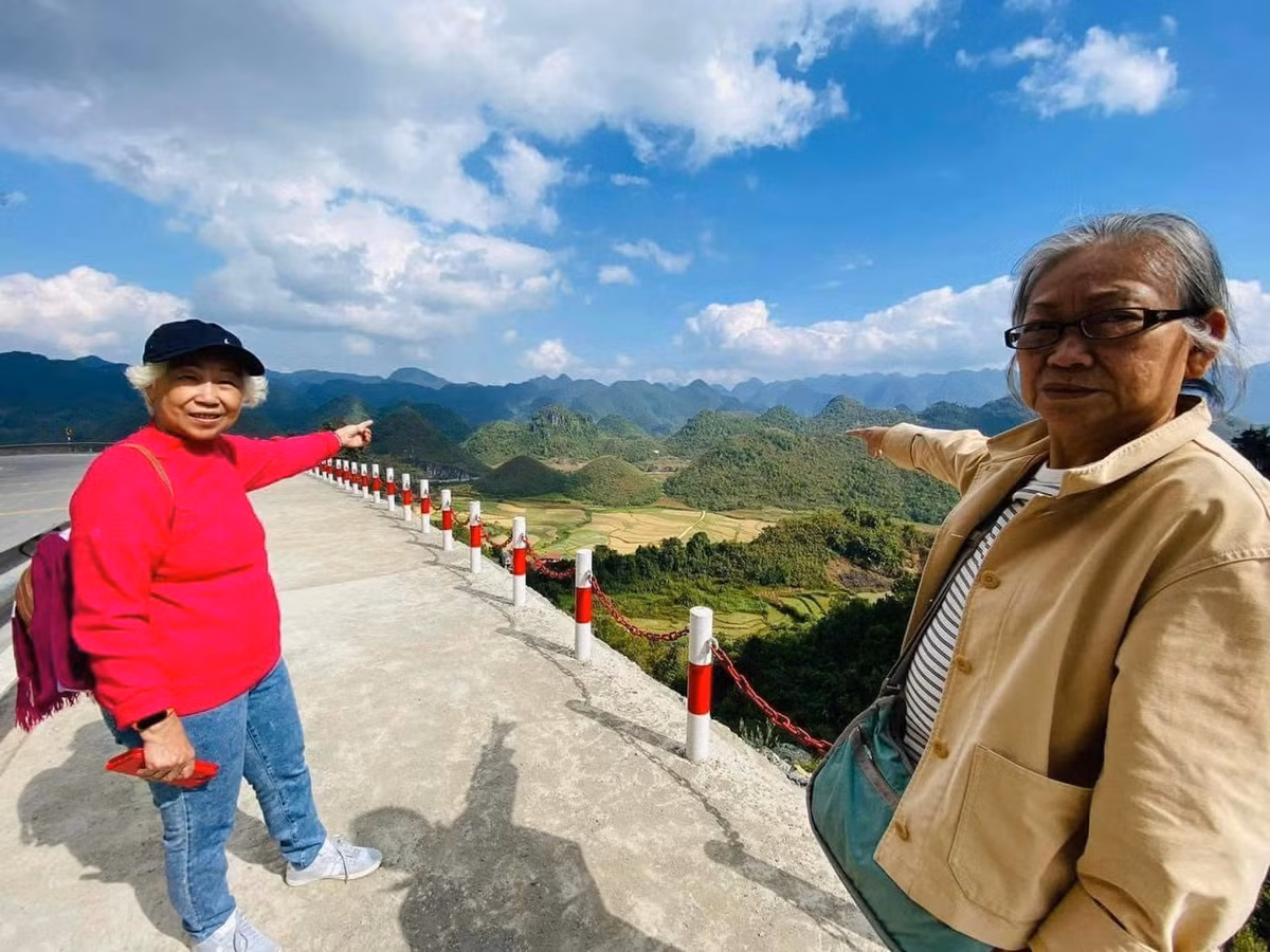 Ban đầu, 2 bà cùng nhau ra Hà Nội. Sau khi tham gia một triển lãm thư pháp, hai bà lão U70 đặt tour 3 đêm 2 ngày tới du lịch Hà Giang - địa điểm họ vô cùng yêu thích khi chiêm ngưỡng qua những bức ảnh, thước phim trên mạng xã hội.