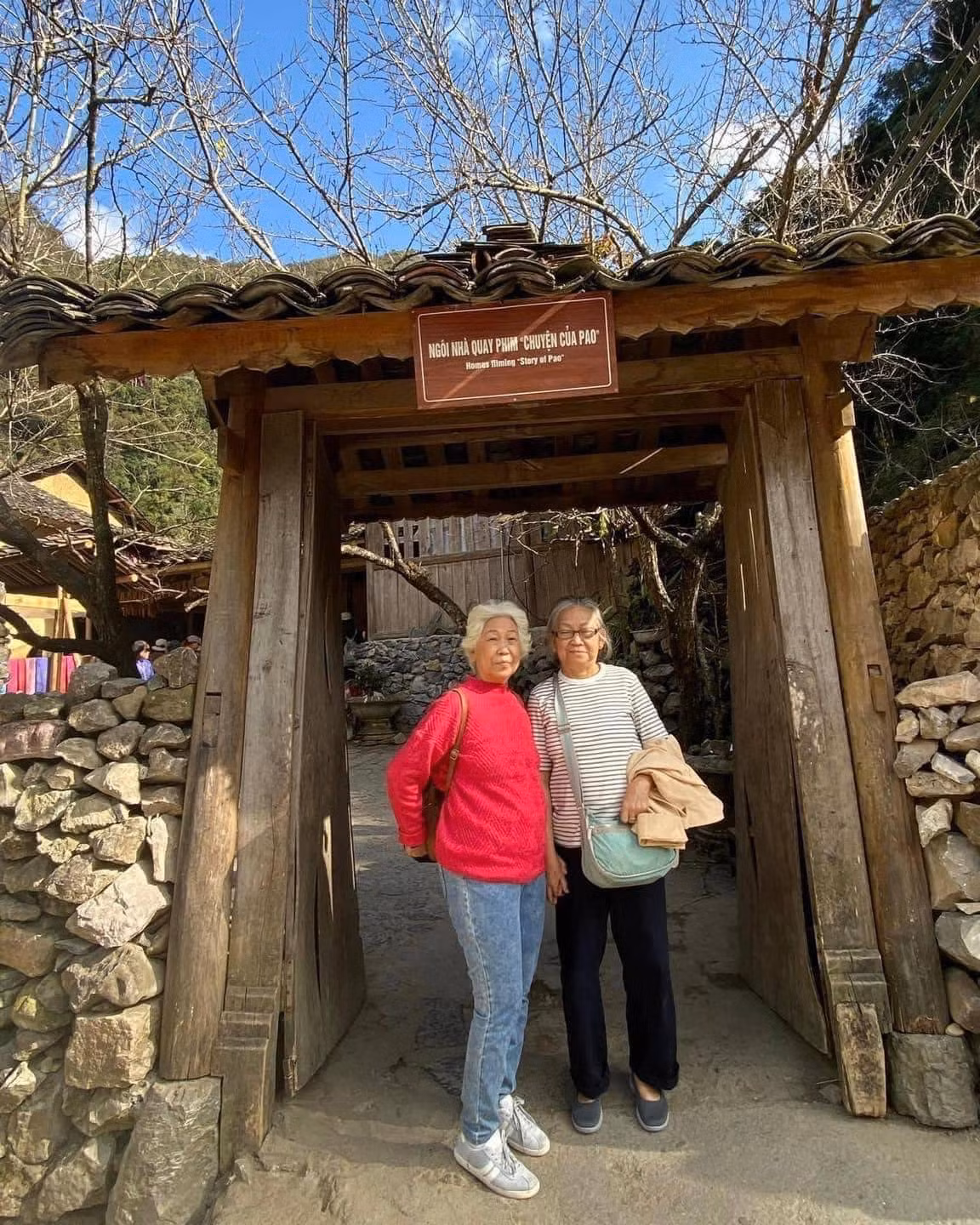 Điểm đến vất vả nhất với đôi bạn U70 là khi chinh phục Cột cờ Lũng Cú. Cột cờ nằm trên đỉnh núi Rồng xã Lũng Cú, cao khoảng 1.700 m so với mực nước biển.