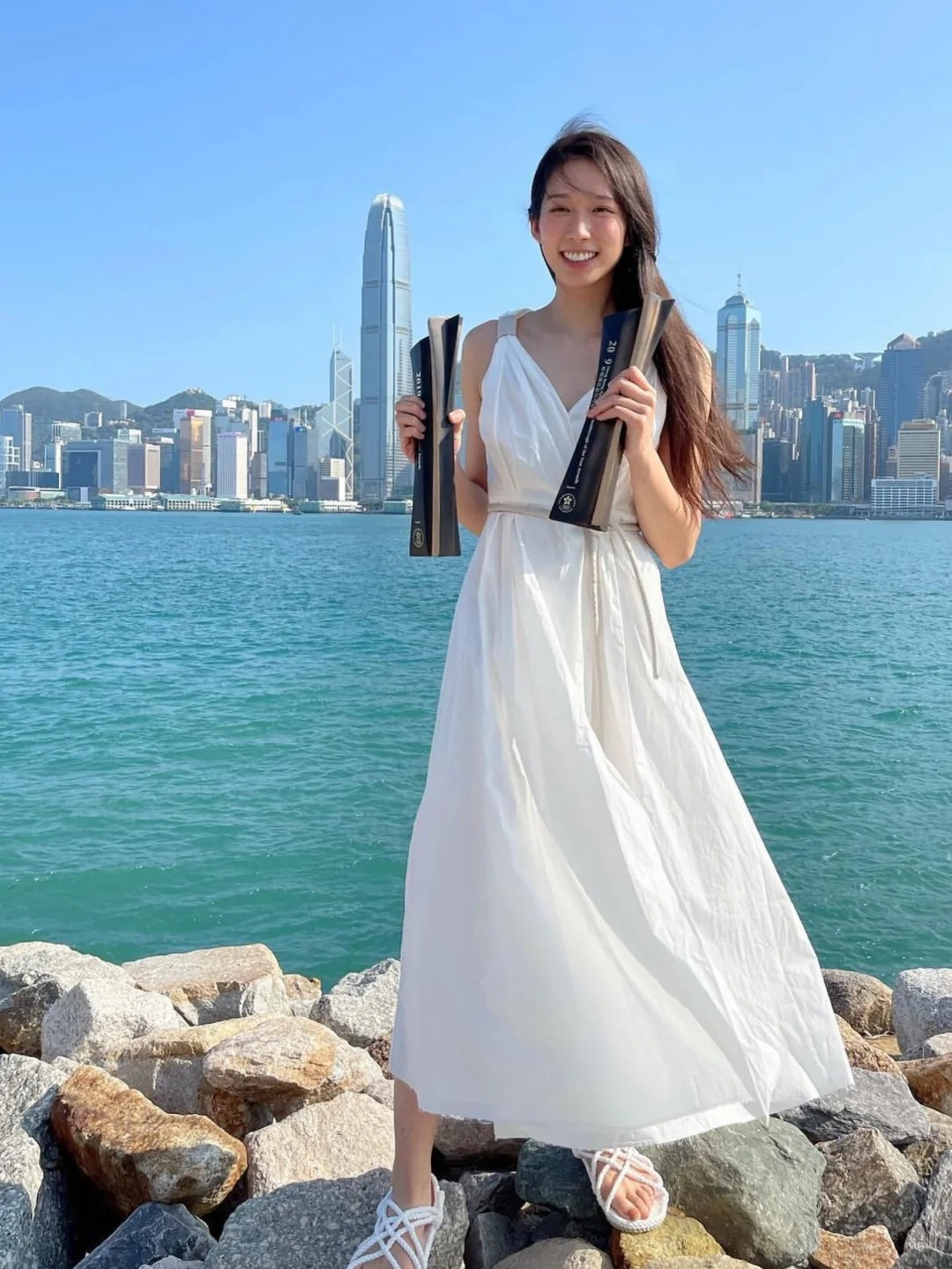 Bắt đầu thi đấu kiếm 3 cạnh chuyên nghiệp kể từ năm 2013, Vivian Kong đã nổi lên là kiếm sĩ hàng đầu Hồng Kông với một loạt thành tích đáng chú ý: là kiếm sĩ Hồng Kông đầu tiên vô địch World Cup; từng giành 6 huy chương các loại ở các kì ASIAD; giành 3 tấm HCV ở giải vô địch châu Á các năm 2018, 2022 và 2023 cùng 2 tấm HCĐ giải vô địch thế giới năm 2019 và 2022, v.v.