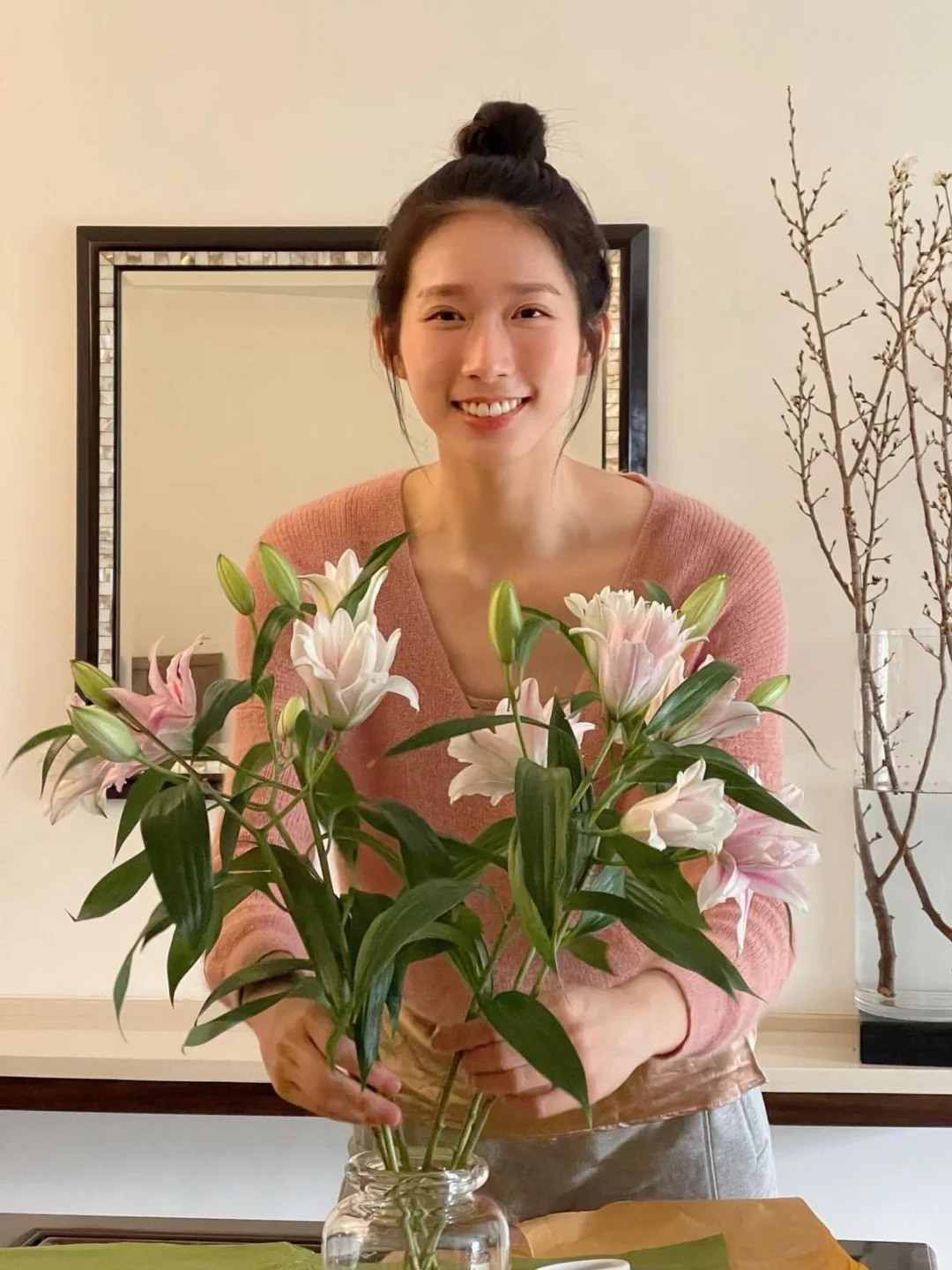 Bước vào trận chung kết nội dung kiếm ba cạnh nữ trong Olympic năm nay, Vivian phải đối mặt với rất nhiều áp lực. Ở trận tranh huy chương, Vivian Kong phải chạm trán với kiếm sĩ nước chủ nhà, đồng thời là ứng cử viên số 1 cho tấm HCV - Auriane Mallo. Thi đấu ở Cung điện Palais dưới sự cổ vũ của 8,000 khán giả nhà, trong đó có sự xuất hiện của Tổng thống Pháp - Emmanuel Macron khiến cô nàng vô cùng áp lực.