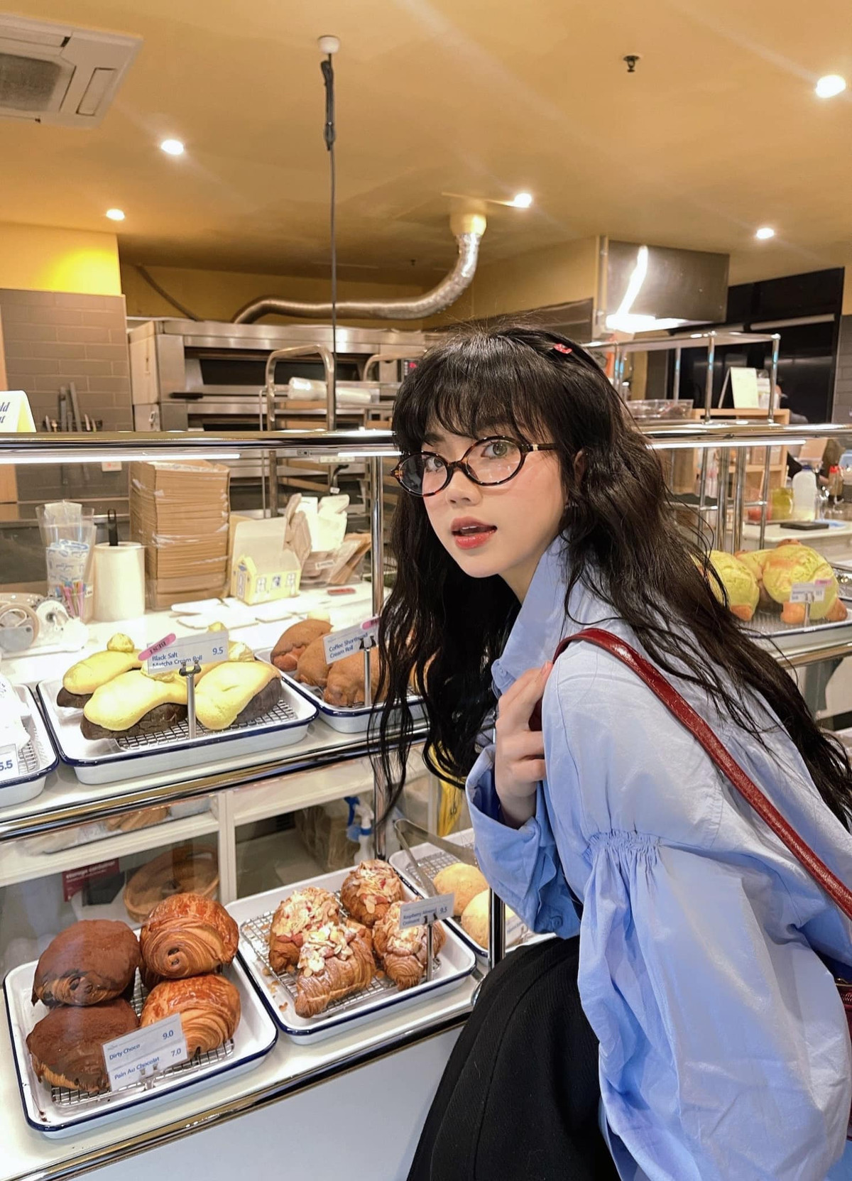 Ngay lập tức, không chỉ netizen mà nhiều gương mặt thân quen cũng có mặt ngay phía dưới bài đăng, trong đó có Tammy Phạm - bạn gái cũ B Ray.