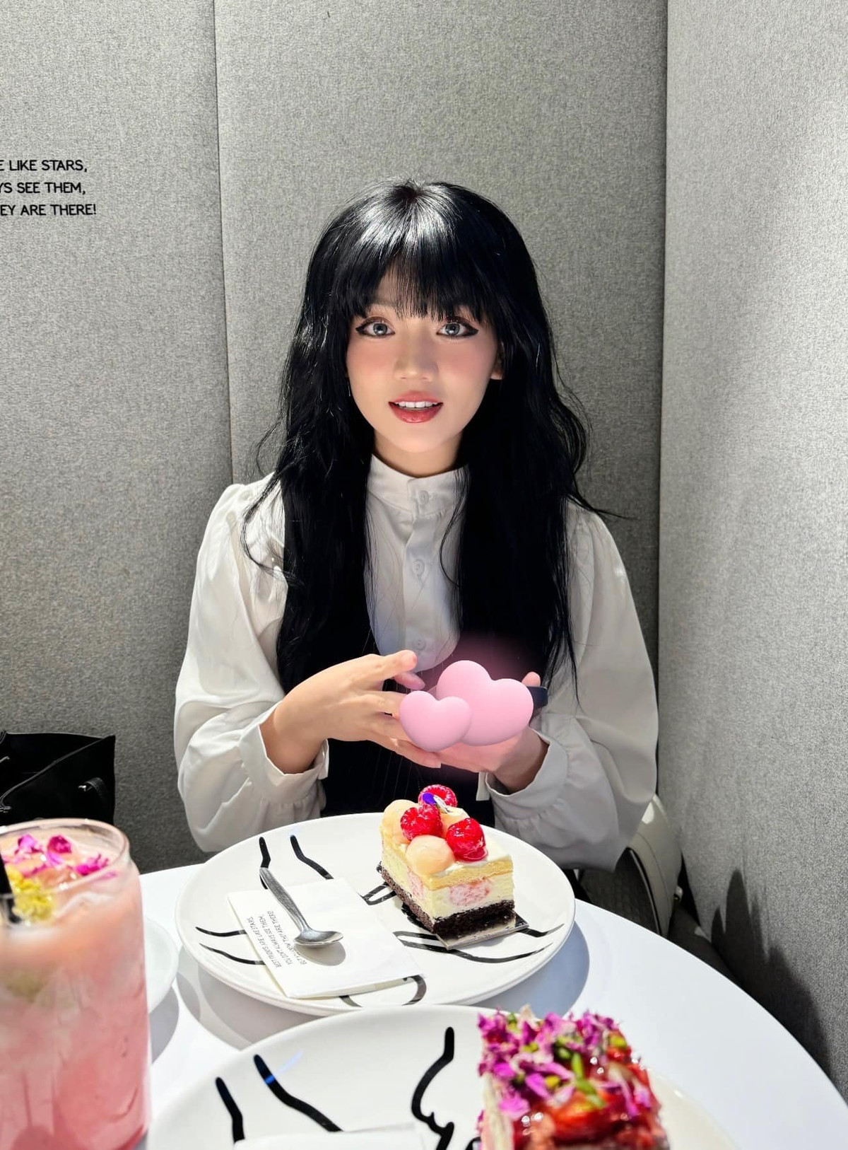 Bảo Hân Helia (Nguyễn Ngọc Bảo Hân, sinh năm 2000) và Khói (Trịnh Hoàng Nam, sinh năm 1992) từng có yêu nhau trong khoảng 4 tháng, công khai từ tháng 6/2019 và xác nhận chia tay vào tháng 10/2019.