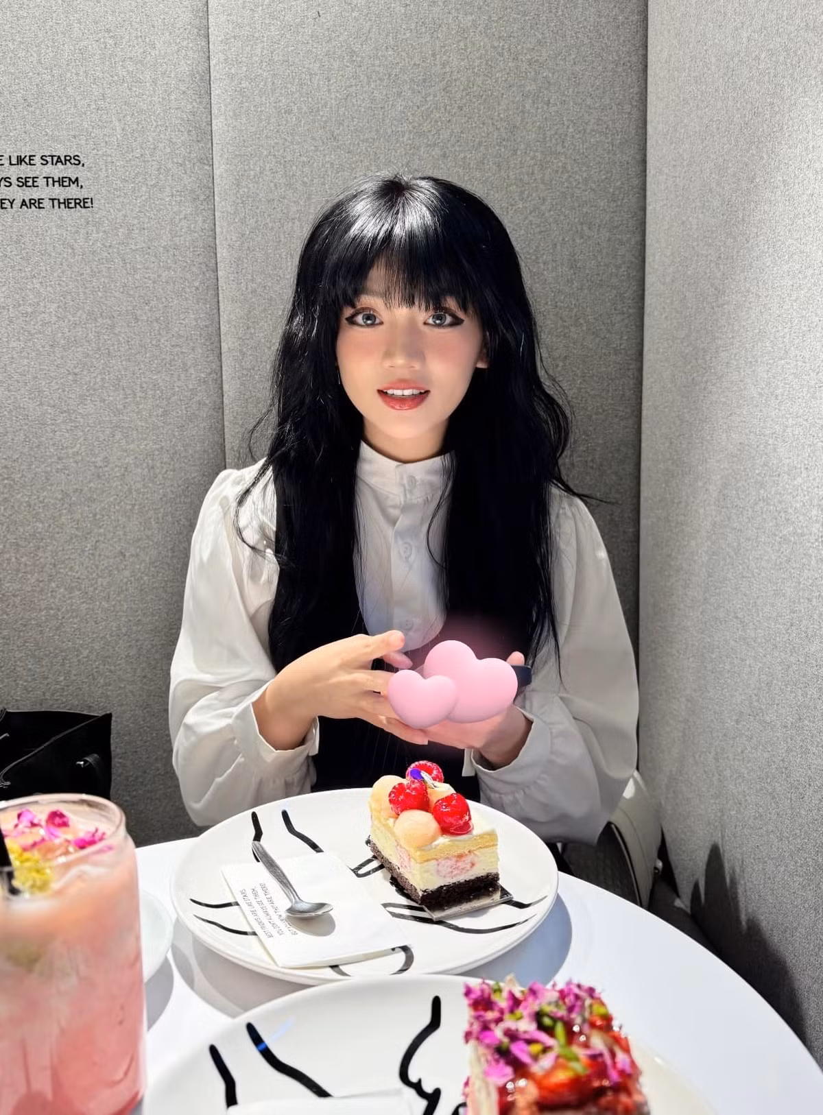 Bảo Hân Helia (Nguyễn Ngọc Bảo Hân, sinh năm 2000) và Khói (Trịnh Hoàng Nam, sinh năm 1992) từng có yêu nhau trong khoảng 4 tháng, công khai từ tháng 6/2019 và xác nhận chia tay vào tháng 10/2019.