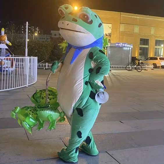 Mascot ếch xanh đi bán ếch con là mẫu mascot xuất hiện từ tiktok Trung Quốc. Xuất hiện trong một số video ngắn, bộ đồ ếch xanh này khiến nhiều người thích thú.