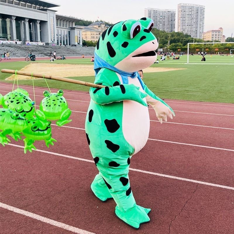 Bộ đồ có tạo hình đặc biệt với phần thân có chế độ quạt chạy bằng điện để bơm phồng lên giúp người mặc mát hơn và cho ra chú ếch căng tròn mũm mĩm.