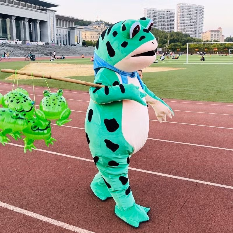 Bộ đồ có tạo hình đặc biệt với phần thân có chế độ quạt chạy bằng điện để bơm phồng lên giúp người mặc mát hơn và cho ra chú ếch căng tròn mũm mĩm.