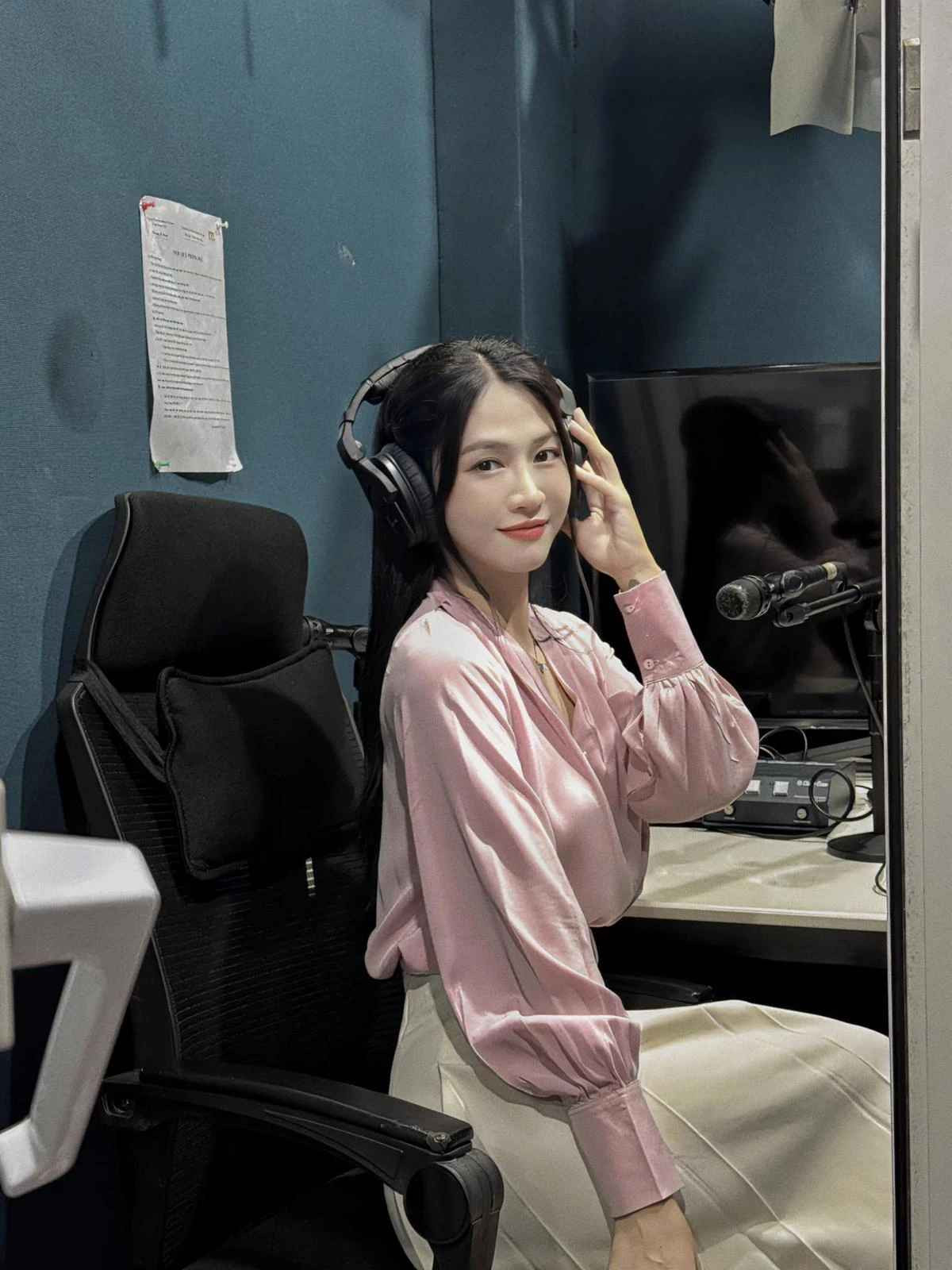 Lê Bống chuộng những mẫu trang phục kín đáo, thanh lịch.