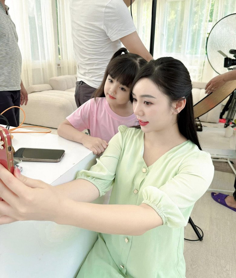 Đi diễn giúp cô bé có nhiều cơ hội được gặp gỡ những người nổi tiếng.