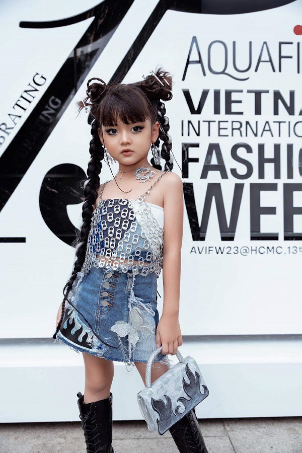 Cô bé có sự đồng hành, hỗ trợ và bảo vệ hết mình của bố mẹ. Mẹ An Nhiên chia sẻ, cô bé có niềm đam mê với công việc làm mẫu cũng như diễn xuất từ bé. Chỉ mới 2 tuổi nhưng An Nhiên đã vô cùng hợp tác mỗi lần đi diễn.