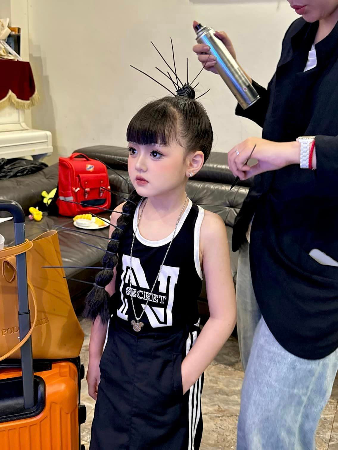 Cô bé sở hữu đôi mắt to tròn như búp bê, chiếc mũi nhỏ xinh cùng đôi môi chúm chím. Nhiều người đặt nghi vấn liệu có phải bé An Nhiên đã phẫu thuật thẩm mỹ hay không, bởi gương mặt với những đường nét tinh xảo đến mức "siêu thực".