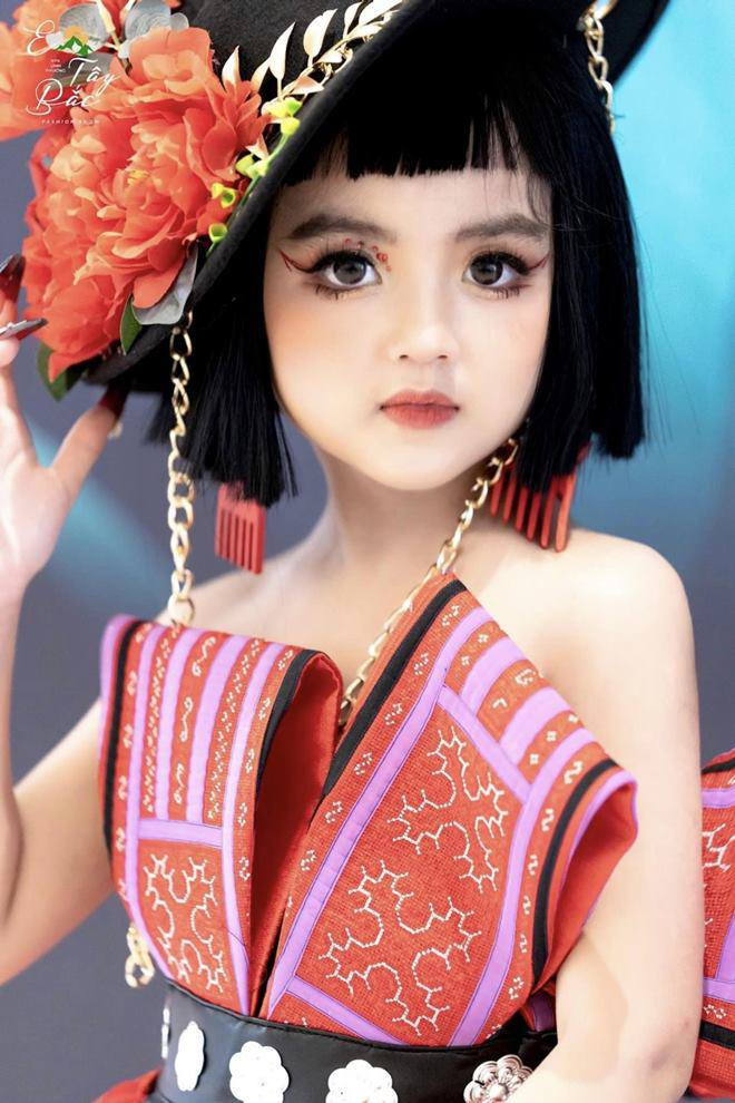 Nhờ có sự chăm sóc của mẹ, Cherry An Nhiên dù nổi tiếng sớm vẫn giữ được dáng vẻ hồn nhiên, được là chính mình và ngày càng nhận được nhiều yêu mến.