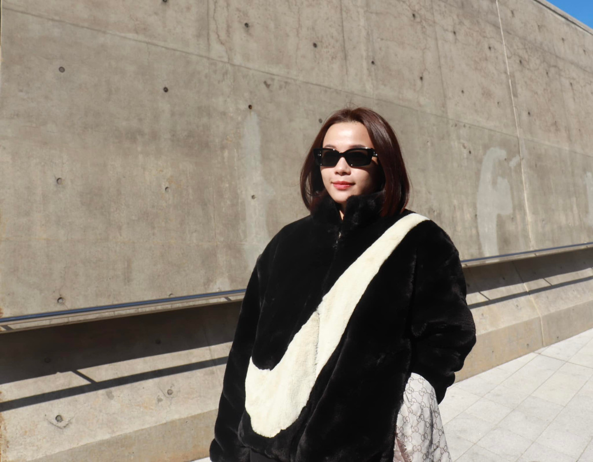 Khi du đấu nước ngoài, Thùy Linh không quên chụp ảnh check-in để chiều lòng các fan. Ảnh sử dụng trong bài: FBNV