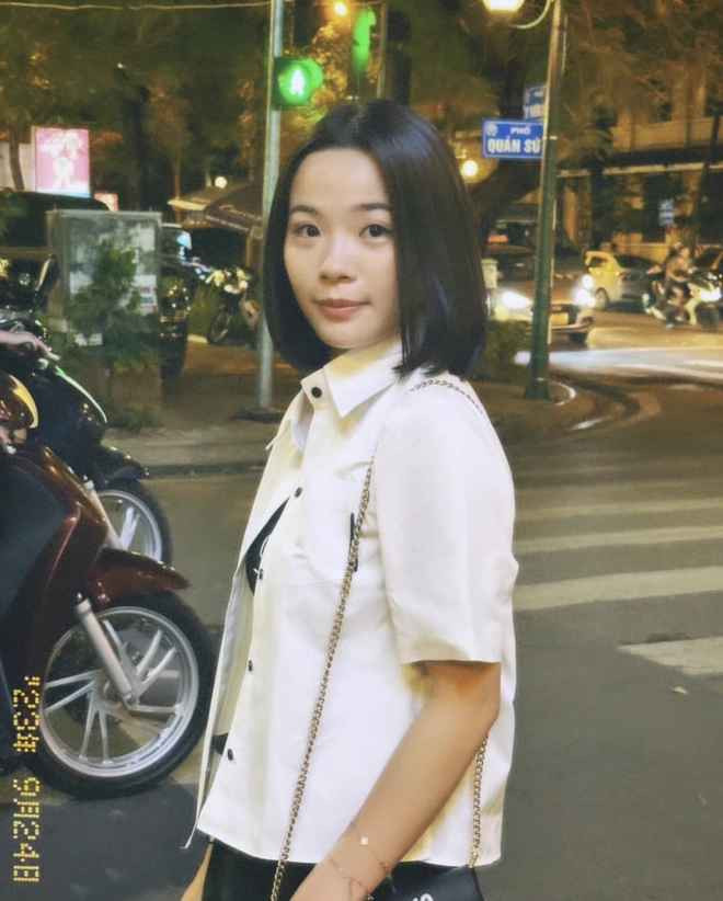 Hot girl cầu lông Việt Nam từng tâm sự: "Có rất nhiều trang mạng cầu lông viết về việc mình phải đi thi đấu 1 mình. Nhưng mọi người không hiểu rằng, để vận động viên được đi thi đấu, có rất nhiều người ở phía sau chấp nhận không đi, để dành tiền cho VĐV đi thi đấu và hỗ trợ hết mức để VĐV có chuyến đi thuận lợi nhất. Kinh phí quốc gia của mình ít, nếu HLV giải nào cũng đi cùng, thì VĐV sẽ không đi được nhiều giải đấu nữa, bởi vì kinh phí chỉ có như vậy".